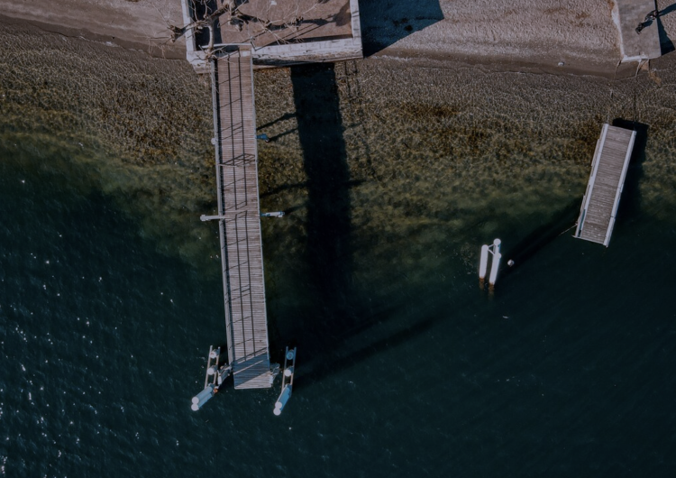 Vista aérea de muelle en la costa